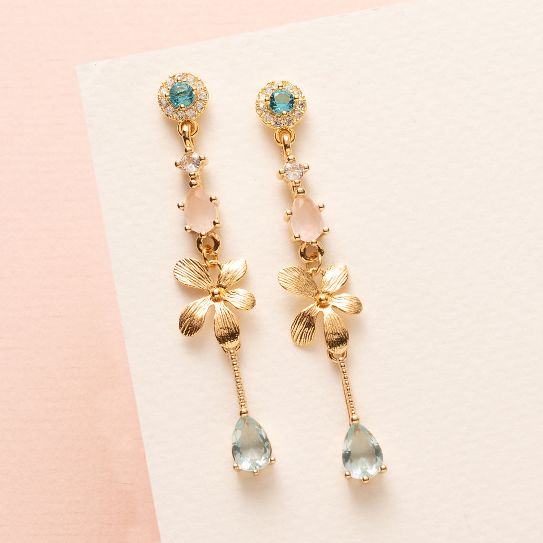 Soft Pastel Bloom is een ode aan verfijnde zachtheid. De oorbellen combineren sprankelende zirkonia oorstekers in helder pastelblauw met een mat zachtroze zirkonia tussenstuk. Het subtiele goudkleurige bloemetje voegt een teder detail toe, terwijl de lichtblauwe zirkonia druppel het geheel licht en harmonieus houdt. Een elegante, fijn gevormde oorbel die perfect is voor elke dag, maar ook bijzonder genoeg voor een speciale gelegenheid.