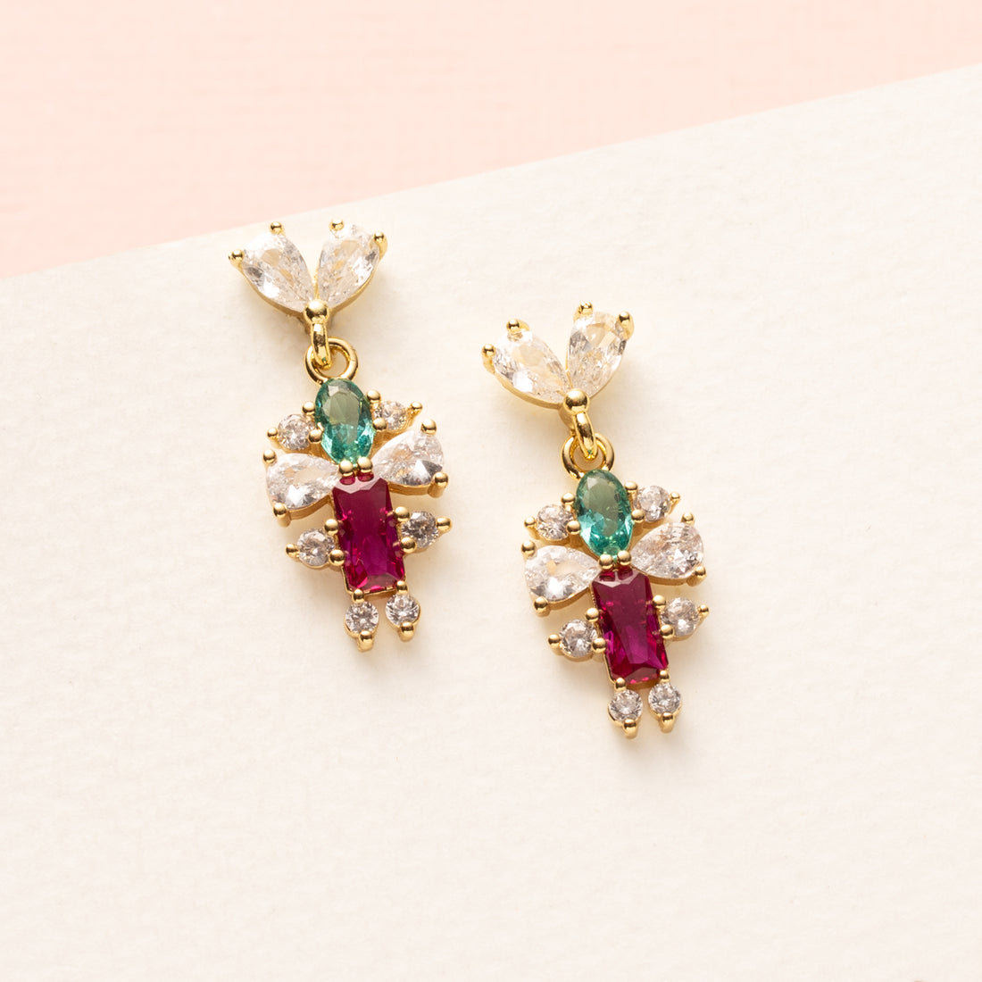 Speels en elegant: Floral Spark combineert verfijnde zirkonia steentjes met een kleine bloem van fuchsia en groene zirkonia. Perfect voor dagelijks gebruik of als subtiel accent bij een chique look.