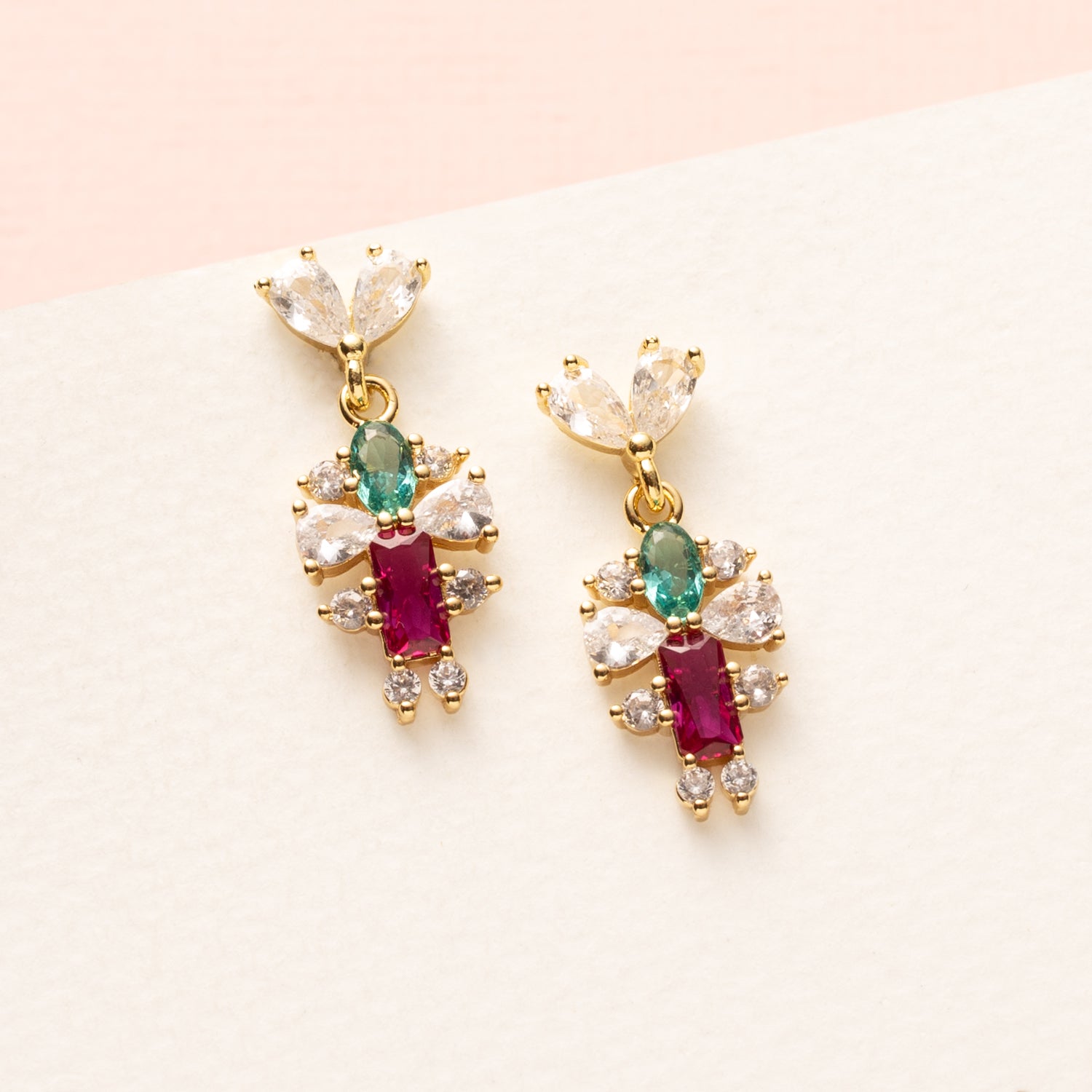 Speels en elegant: Floral Spark combineert verfijnde zirkonia steentjes met een kleine bloem van fuchsia en groene zirkonia. Perfect voor dagelijks gebruik of als subtiel accent bij een chique look.