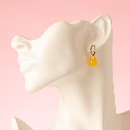 Kleine gouden oorringen met een warm geel natuursteentje. Subtiel en elegant, maar dankzij de zonnige kleur net dat beetje extra. Perfect voor dagelijks gebruik en eenvoudig te combineren met elke outfit.