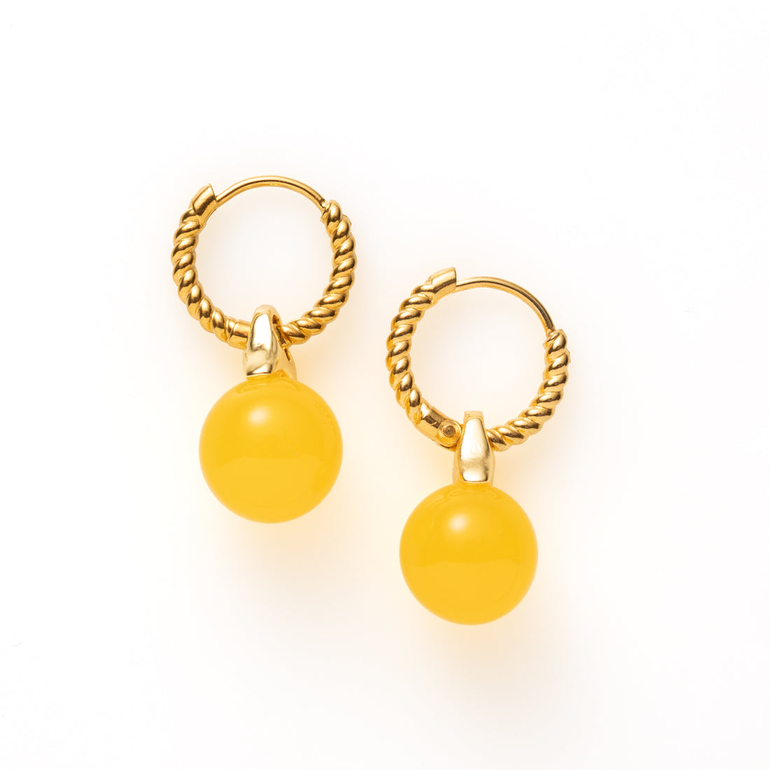 Kleine gouden oorringen met een warm geel natuursteentje. Subtiel en elegant, maar dankzij de zonnige kleur net dat beetje extra. Perfect voor dagelijks gebruik en eenvoudig te combineren met elke outfit.