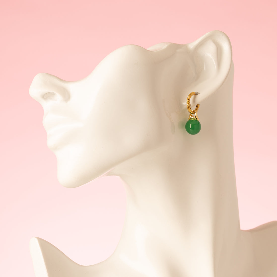 Fijne gouden oorringen met een fris groen natuursteentje. Minimalistisch en stijlvol, maar het groene accent laat je look net iets sprankelen. Ideaal voor elke dag of een casual chic outfit.