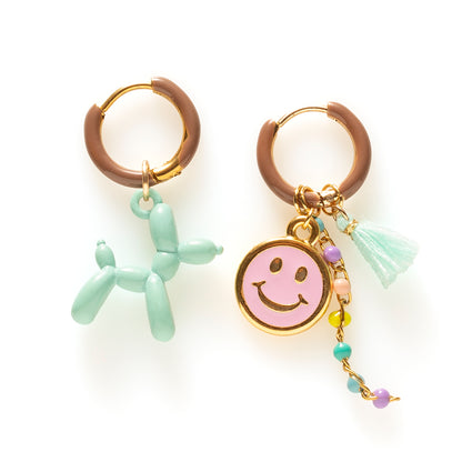 Voeg een sprankje kleur en vreugde toe aan je dag met deze kleurrijke oorbellen met eigenzinnige bedels. Deze opvallende oorbellen geven elke outfit een speelse en funky twist én bezorgen je meteen een instant geluksgevoel.
Extra leuk: de bedels zijn eenvoudig afneembaar en onderling te wisselen. Mix &amp; Match ze met andere oorbellen en creëer eindeloos veel unieke combinaties voor dubbel draagplezier.