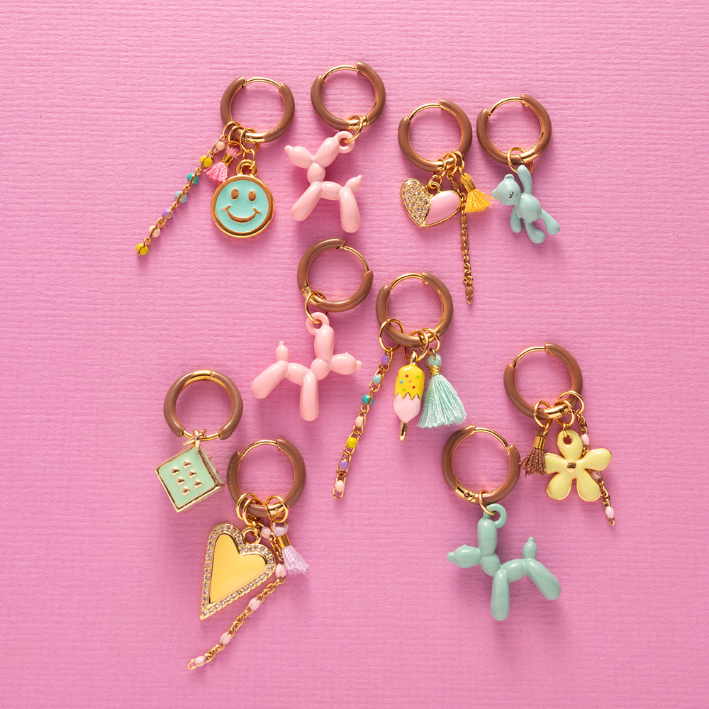 Voeg een sprankje kleur en een vleugje vreugde toe aan je dag met deze kleine gekleurde oorbellen voorzien van vrolijke bedels. Deze charmante oorbellen zijn perfect om je outfit op te vrolijken en je een instant geluksgevoel te geven. Bovendien kun je de bedels er zelf afhalen en onderling wisselen. Mix &amp; Match met de andere oorbellen voor dubbel plezier!