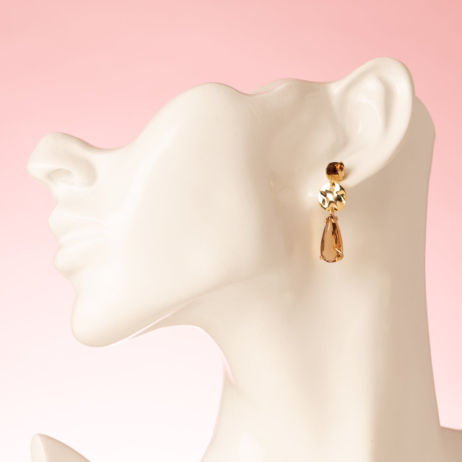 Verfijning voor elke dag, met een subtiele sprankeling. Smoky Elegance combineert glanzende Swarovski kristallen in Light Smoked Topaz of Smoked Topaz met een elegante bruine kristalglas druppel. Tijdloos en stijlvol, deze oorstekers uit de Every Day Glow collectie zijn ideaal voor dagelijks gebruik én voegen een chique touch toe aan je avondlook. Minimalistisch, elegant en altijd draagbaar.