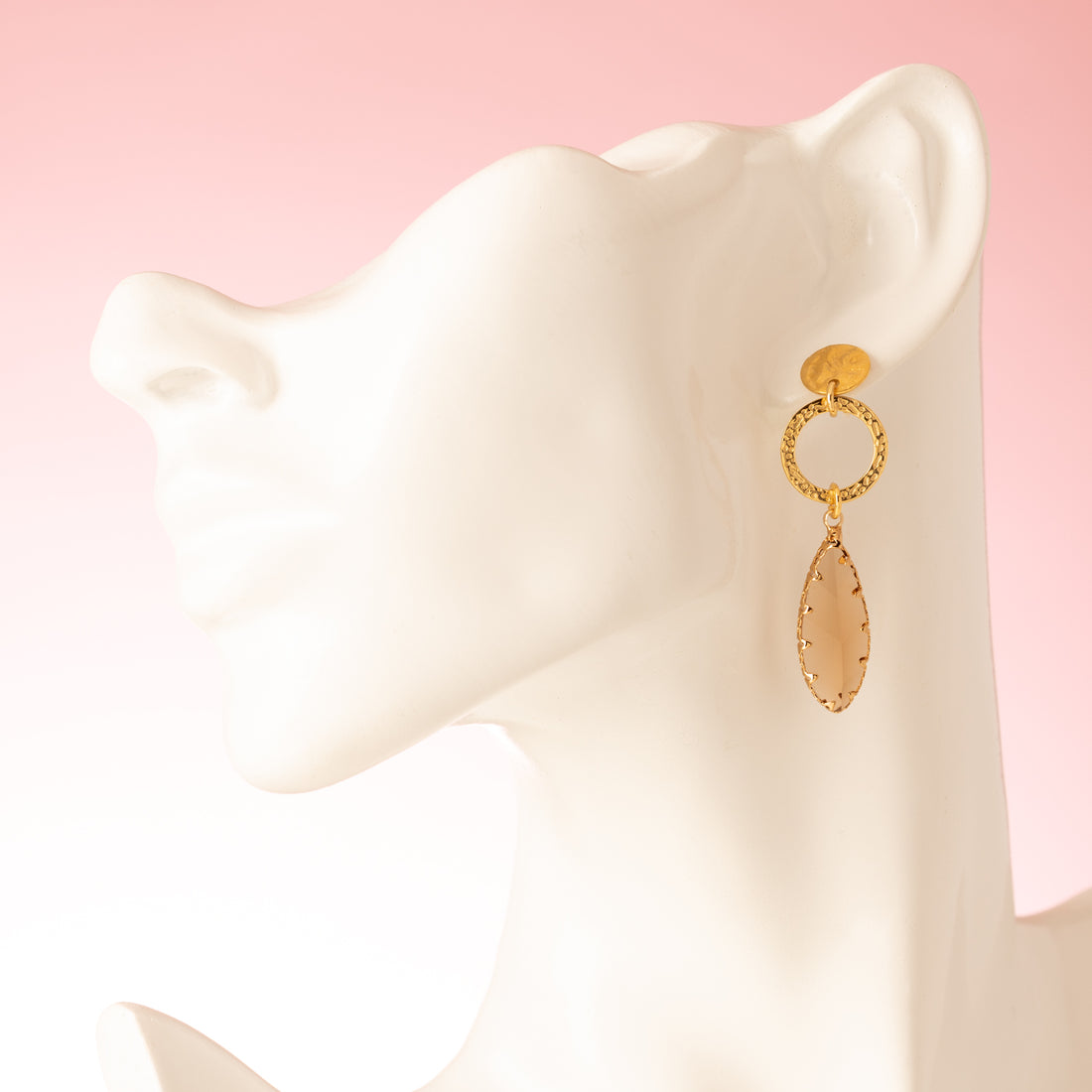 Subtiel, elegant en tijdloos: Mocca Drop zijn oorbellen met een lichtbruine kristalglas druppel en warme goudaccenten. Het verfijnde ontwerp maakt ze perfect voor dagelijks gebruik en moeiteloos te combineren met elke outfit.

Een eenvoudige, stijlvolle touch die je look compleet maakt, zonder te overdrijven.