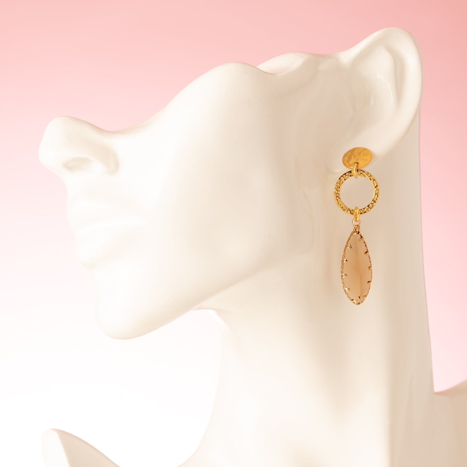 Subtiel, elegant en tijdloos: Mocca Drop zijn oorbellen met een lichtbruine kristalglas druppel en warme goudaccenten. Het verfijnde ontwerp maakt ze perfect voor dagelijks gebruik en moeiteloos te combineren met elke outfit.

Een eenvoudige, stijlvolle touch die je look compleet maakt, zonder te overdrijven.