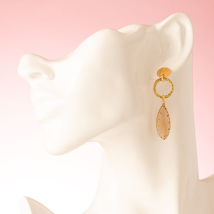 Subtiel, elegant en tijdloos: Mocca Drop zijn oorbellen met een lichtbruine kristalglas druppel en warme goudaccenten. Het verfijnde ontwerp maakt ze perfect voor dagelijks gebruik en moeiteloos te combineren met elke outfit.

Een eenvoudige, stijlvolle touch die je look compleet maakt, zonder te overdrijven.