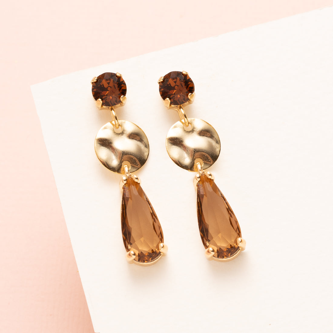 Verfijning voor elke dag, met een subtiele sprankeling. Smoky Elegance combineert glanzende Swarovski kristallen in Light Smoked Topaz of Smoked Topaz met een elegante bruine kristalglas druppel. Tijdloos en stijlvol, deze oorstekers uit de Every Day Glow collectie zijn ideaal voor dagelijks gebruik én voegen een chique touch toe aan je avondlook. Minimalistisch, elegant en altijd draagbaar.