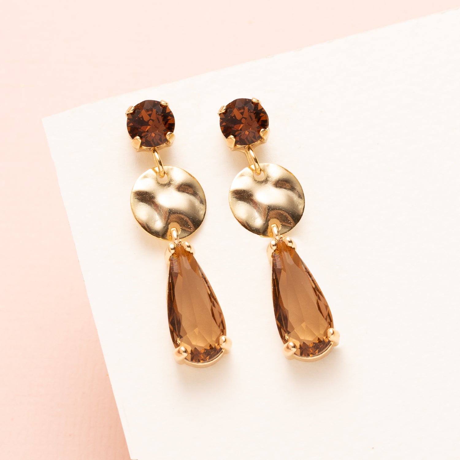 Verfijning voor elke dag, met een subtiele sprankeling. Smoky Elegance combineert glanzende Swarovski kristallen in Light Smoked Topaz of Smoked Topaz met een elegante bruine kristalglas druppel. Tijdloos en stijlvol, deze oorstekers uit de Every Day Glow collectie zijn ideaal voor dagelijks gebruik én voegen een chique touch toe aan je avondlook. Minimalistisch, elegant en altijd draagbaar.