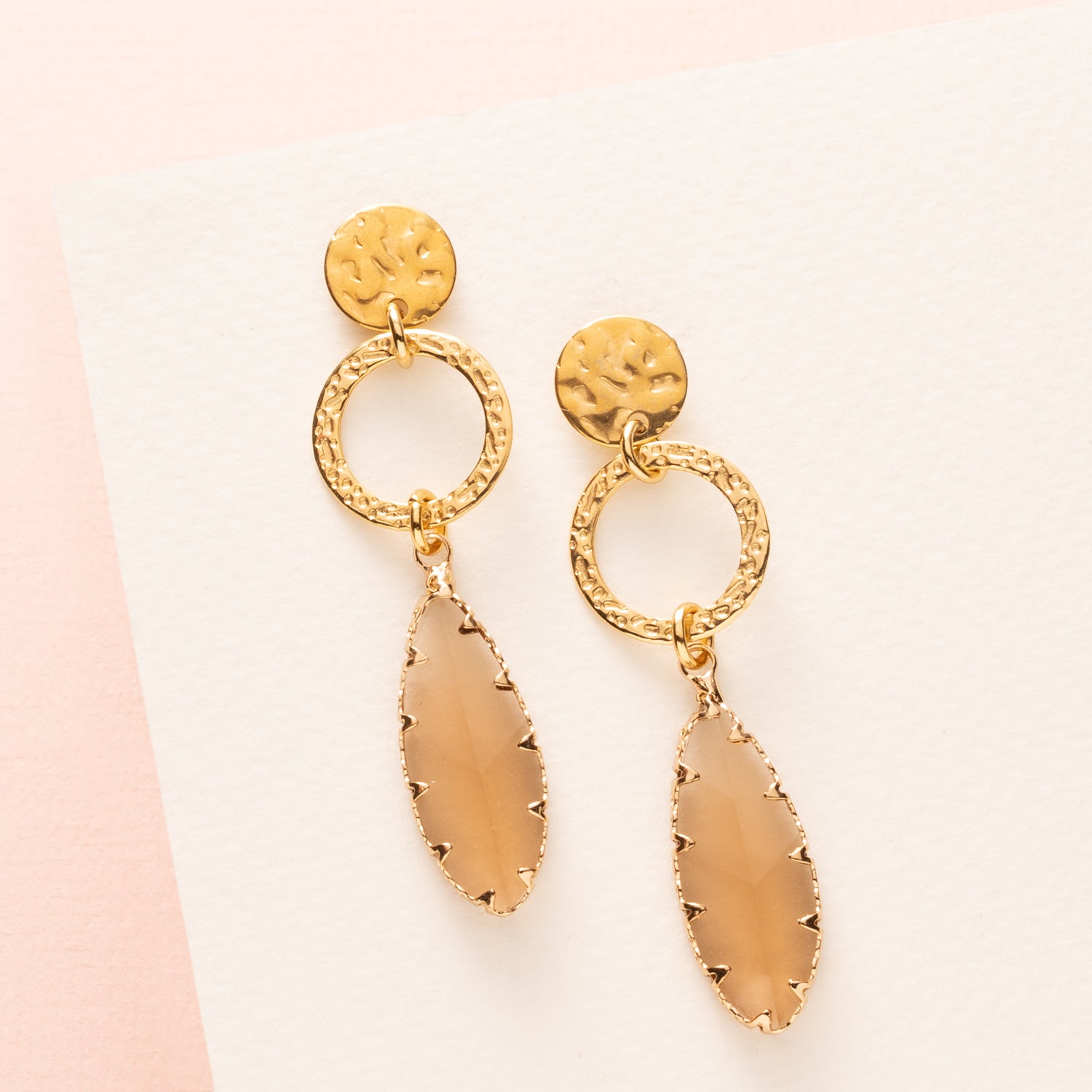 Subtiel, elegant en tijdloos: Mocca Drop zijn oorbellen met een lichtbruine kristalglas druppel en warme goudaccenten. Het verfijnde ontwerp maakt ze perfect voor dagelijks gebruik en moeiteloos te combineren met elke outfit.

Een eenvoudige, stijlvolle touch die je look compleet maakt, zonder te overdrijven.