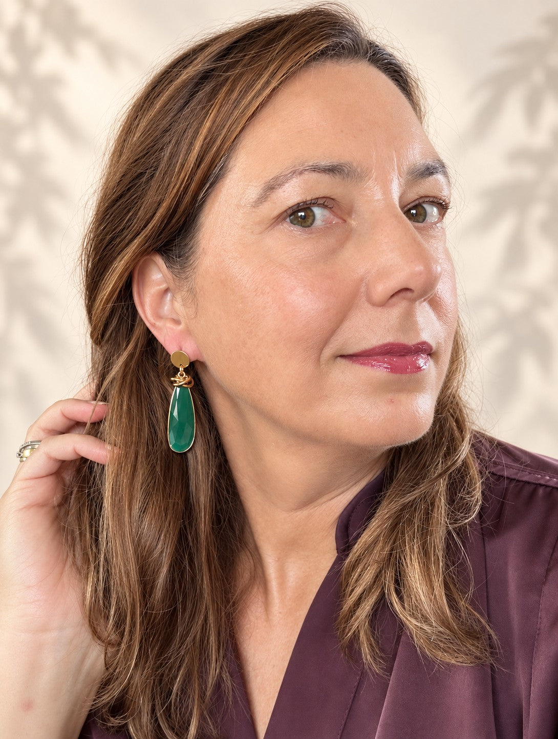 Verde Twist combineert strak goud met een diepe, rijke kleur Groen. Aan een glad gouden oorsteker hangt een knoop van in elkaar gevlochten ringen, gevolgd door een lange, facetgeslepen druppel in diepgroen. De dunne gouden rand geeft de steen een verfijnde afwerking.

Het is een tijdloos ontwerp met karakter: de knoop zorgt voor stoerheid, de druppel voor elegantie.