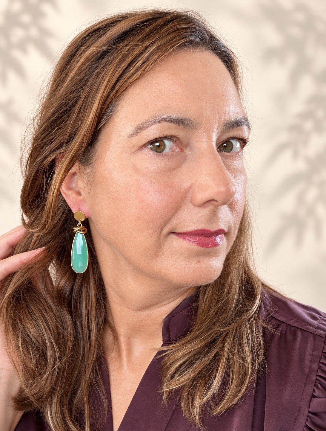 Lagoon twist heeft een frisse, lichte uitstraling. De facetgeslepen glas druppel in zacht turquoise vangt het licht en krijgt diepte door de fijne slijpvlakken. Een gouden knoop verbind het glas met de ronde oorsteker en geeft het ontwerp een eigentijds accent.

Zacht van kleur, krachtig in vorm: een oorbel die je zowel naar kantoor als op een avondje uit draagt.