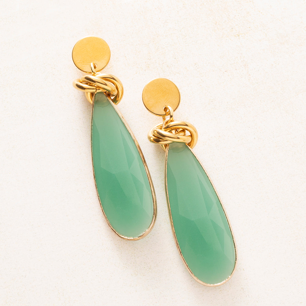 Lagoon twist heeft een frisse, lichte uitstraling. De facetgeslepen glas druppel in zacht turquoise vangt het licht en krijgt diepte door de fijne slijpvlakken. Een gouden knoop verbind het glas met de ronde oorsteker en geeft het ontwerp een eigentijds accent.

Zacht van kleur, krachtig in vorm: een oorbel die je zowel naar kantoor als op een avondje uit draagt.