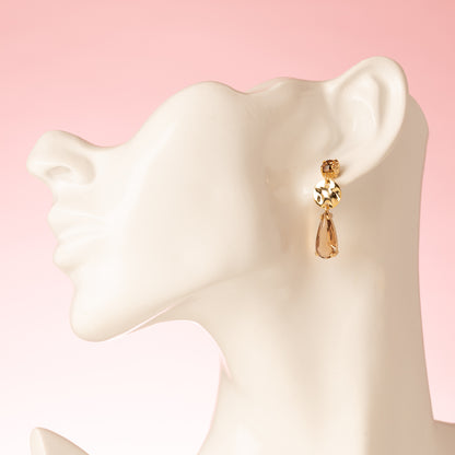 Verfijning voor elke dag, met een subtiele sprankeling. Smoky Elegance combineert glanzende Swarovski kristallen in Light Smoked Topaz of Smoked Topaz met een elegante bruine kristalglas druppel. Tijdloos en stijlvol, deze oorstekers uit de Every Day Glow collectie zijn ideaal voor dagelijks gebruik én voegen een chique touch toe aan je avondlook. Minimalistisch, elegant en altijd draagbaar.