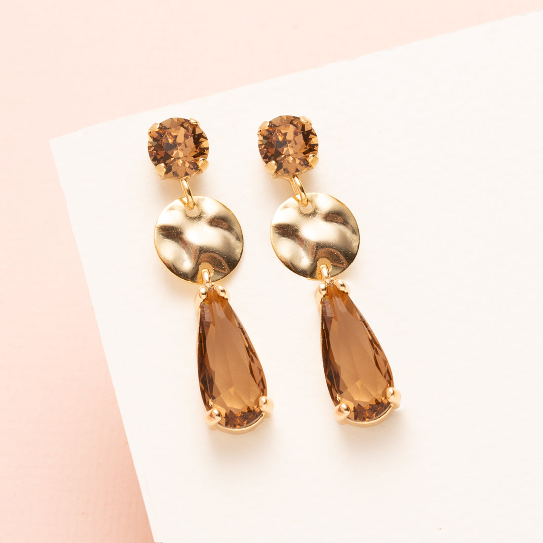 Verfijning voor elke dag, met een subtiele sprankeling. Smoky Elegance combineert glanzende Swarovski kristallen in Light Smoked Topaz of Smoked Topaz met een elegante bruine kristalglas druppel. Tijdloos en stijlvol, deze oorstekers uit de Every Day Glow collectie zijn ideaal voor dagelijks gebruik én voegen een chique touch toe aan je avondlook. Minimalistisch, elegant en altijd draagbaar.