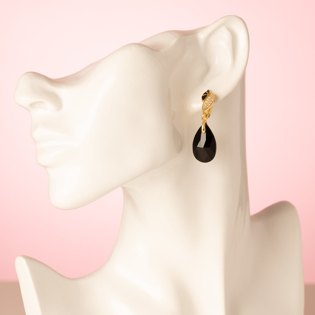 Oorbellen die eenvoud en luxe perfect combineren. De elegante kristalglas druppels in diepzwart vangen subtiel het licht, terwijl de sprankelende zirkonia oorstekers met zwarte details zorgen voor een chique, opvallend accent.
Tijdloos, stijlvol en verfijnd – perfect voor een etentje, feest of gewoon als je net dat beetje extra wilt uitstralen.