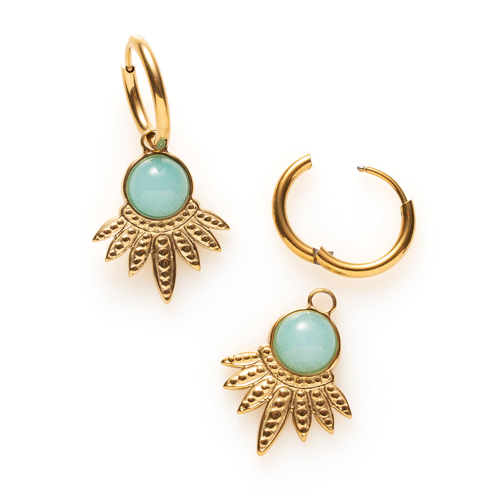 Geef je look een frisse, natuurlijke uitstraling met de Aqua Bloom oorbellen. Aan een fijne gouden klapcreool hangt een bewerkte waaier van gouden blaadjes, gekroond door een ronde amazoniet in zacht blauw. De open vorm vangt het licht en geeft de oorbellen een opvallend silhouet, terwijl het lichte gewicht ze de hele dag comfortabel houdt. Elegant genoeg voor een speciale gelegenheid, maar ook ideaal voor elke dag.