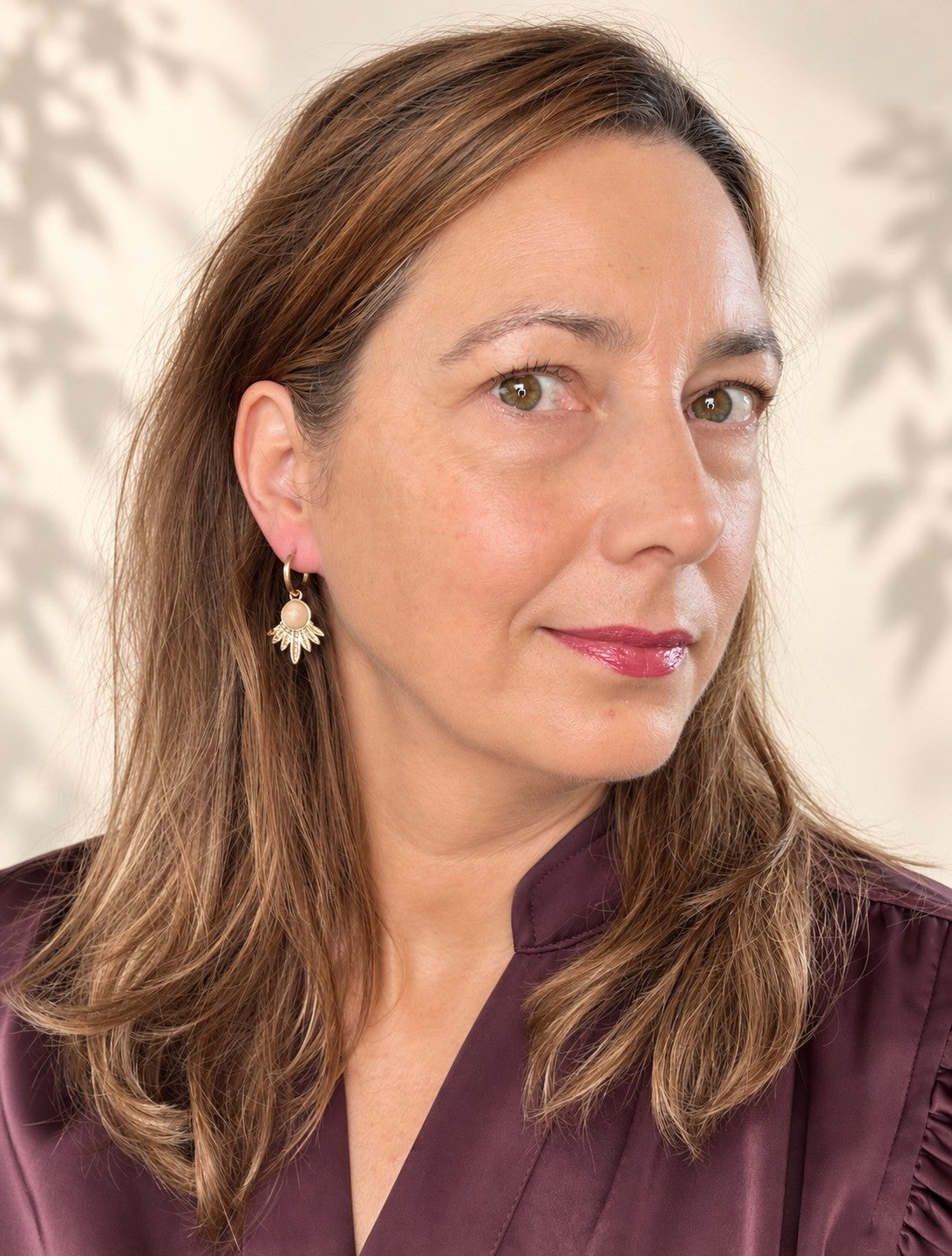 Geef je look een zachte, warme glans met de Rose Dawn oorbellen. Een ronde rozenkwarts in zacht roze rust op een gouden waaier van fijn bewerkte blaadjes, gedragen door een dunne klapcreool. De subtiele kleur van de steen contrasteert mooi met het goud en maakt de oorbellen verfijnd zonder in te boeten aan uitstraling, Tijdloos, perfect voor dagelijks gebruik of een avondje uit.