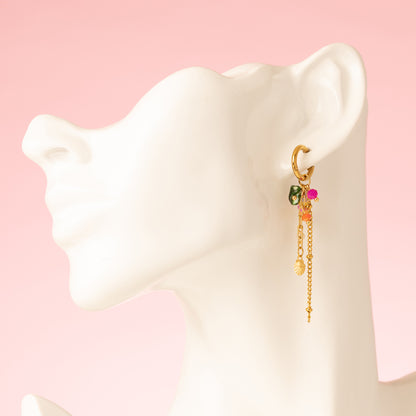 Deze speelse oorringen zijn versierd met kleurrijke kraaltjes en luchtige sliertjes die zachtjes meebewegen bij elke stap. Met verschillende kleuren, opvallend en vrolijk – een perfecte accessoire om je dagelijkse outfit een sprankelend accent te geven of je look feestelijk af te maken.