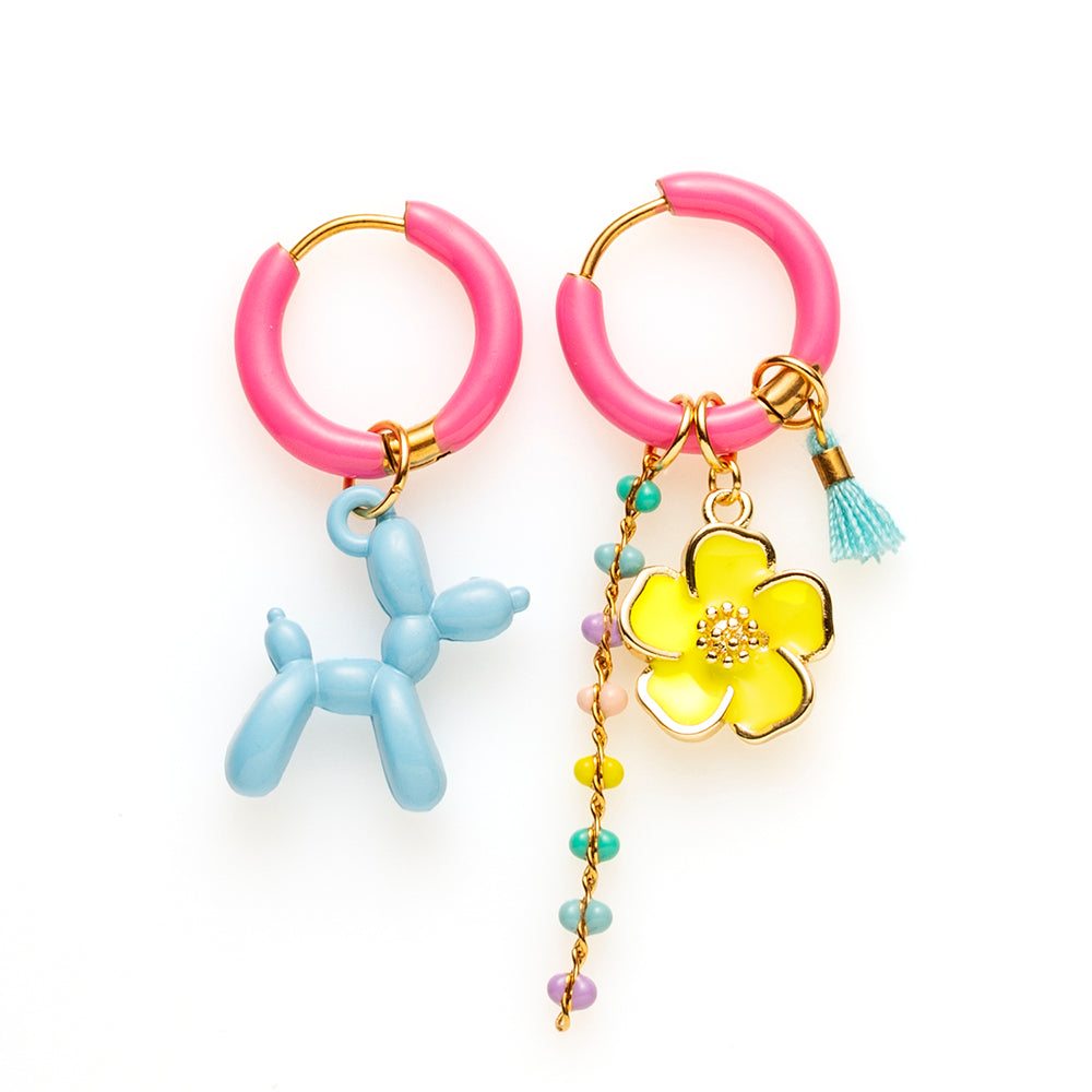 Voeg een sprankje kleur en een vleugje vreugde toe aan je dag met deze kleine gekleurde oorbellen voorzien van vrolijke bedels. Deze charmante oorbellen zijn perfect om je outfit op te vrolijken en je een instant geluksgevoel te geven. Bovendien kun je de bedels er zelf afhalen en onderling wisselen. Mix &amp; Match met de andere oorbellen voor dubbel plezier!