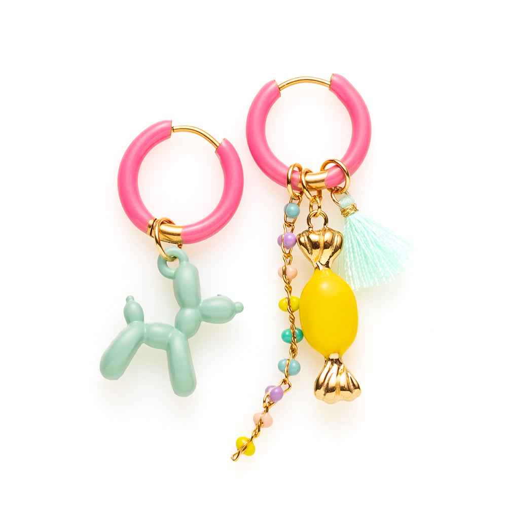 Voeg een sprankje kleur en een vleugje vreugde toe aan je dag met deze kleine gekleurde oorbellen voorzien van vrolijke bedels. Deze charmante oorbellen zijn perfect om je outfit op te vrolijken en je een instant geluksgevoel te geven. Bovendien kun je de bedels er zelf afhalen en onderling wisselen. Mix &amp; Match met de andere oorbellen voor dubbel plezier!