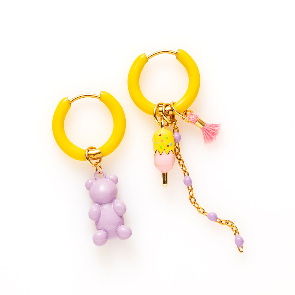 Voeg een sprankje kleur en een vleugje vreugde toe aan je dag met deze kleine gekleurde oorbellen voorzien van vrolijke bedels. Deze charmante oorbellen zijn perfect om je outfit op te vrolijken en je een instant geluksgevoel te geven. Bovendien kun je de bedels er zelf afhalen en onderling wisselen. Mix &amp; Match met de andere oorbellen voor dubbel plezier!