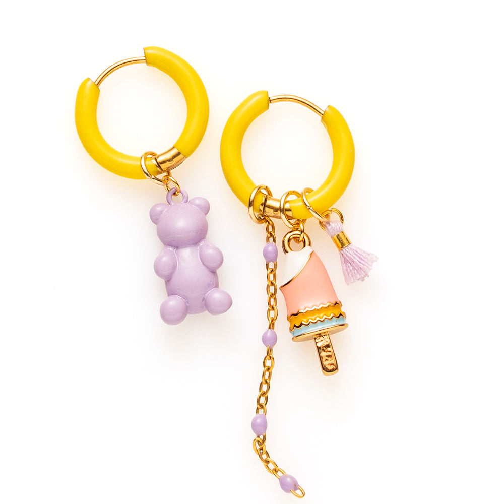 Voeg een sprankje kleur en een vleugje vreugde toe aan je dag met deze kleine gekleurde oorbellen voorzien van vrolijke bedels. Deze charmante oorbellen zijn perfect om je outfit op te vrolijken en je een instant geluksgevoel te geven. Bovendien kun je de bedels er zelf afhalen en onderling wisselen. Mix &amp; Match met de andere oorbellen voor dubbel plezier!