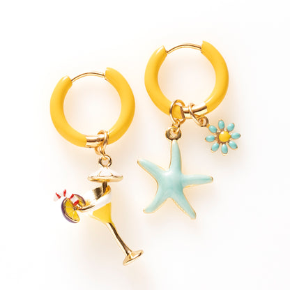 oeg een sprankje kleur en vrolijkheid toe aan je dag met deze kleurrijke oorbellen met eigenzinnige bedels. De charmante oorbellen geven elke outfit een speelse en stijlvolle touch én bezorgen je meteen een instant geluksgevoel.
Extra leuk: de bedels zijn eenvoudig afneembaar en onderling te wisselen. Mix &amp; Match ze met andere oorbellen en creëer eindeloos veel unieke combinaties voor dubbel draagplezier.
