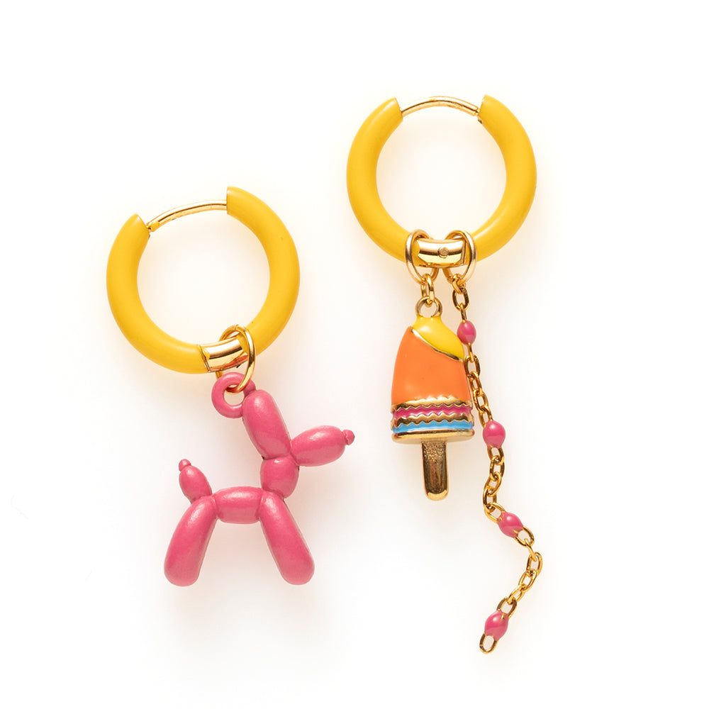 Voeg een sprankje kleur en vreugde toe aan je dag met deze kleurrijke oorbellen met eigenzinnige bedels. Deze charmante oorbellen geven elke outfit een speelse en stijlvolle touch én bezorgen je meteen een instant geluksgevoel.
Extra leuk: de bedels zijn eenvoudig afneembaar en onderling te wisselen. Mix &amp; Match ze met andere oorbellen en creëer eindeloos veel unieke combinaties voor dubbel draagplezier.
