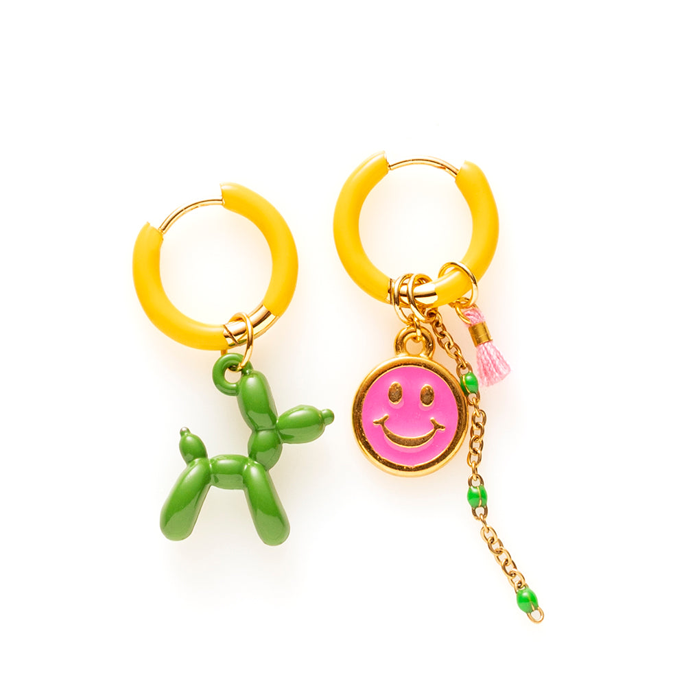 Voeg een sprankje kleur en een vleugje vreugde toe aan je dag met deze kleine gekleurde oorbellen voorzien van eigenzinnige bedels. Deze charmante oorbellen zijn perfect om je outfit op te vrolijken en je een instant geluksgevoel te geven. Bovendien kun je de bedels er zelf afhalen en onderling wisselen. Mix &amp;amp; Match met de andere oorbellen voor dubbel plezier!