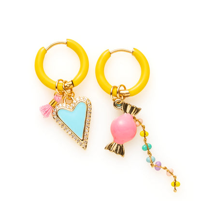 Voeg een sprankje kleur en een vleugje vreugde toe aan je dag met deze kleine gekleurde oorbellen voorzien van vrolijke bedels. Deze charmante oorbellen zijn perfect om je outfit op te vrolijken en je een instant geluksgevoel te geven. Bovendien kun je de bedels er zelf afhalen en onderling wisselen. Mix &amp; Match met de andere oorbellen voor dubbel plezier!