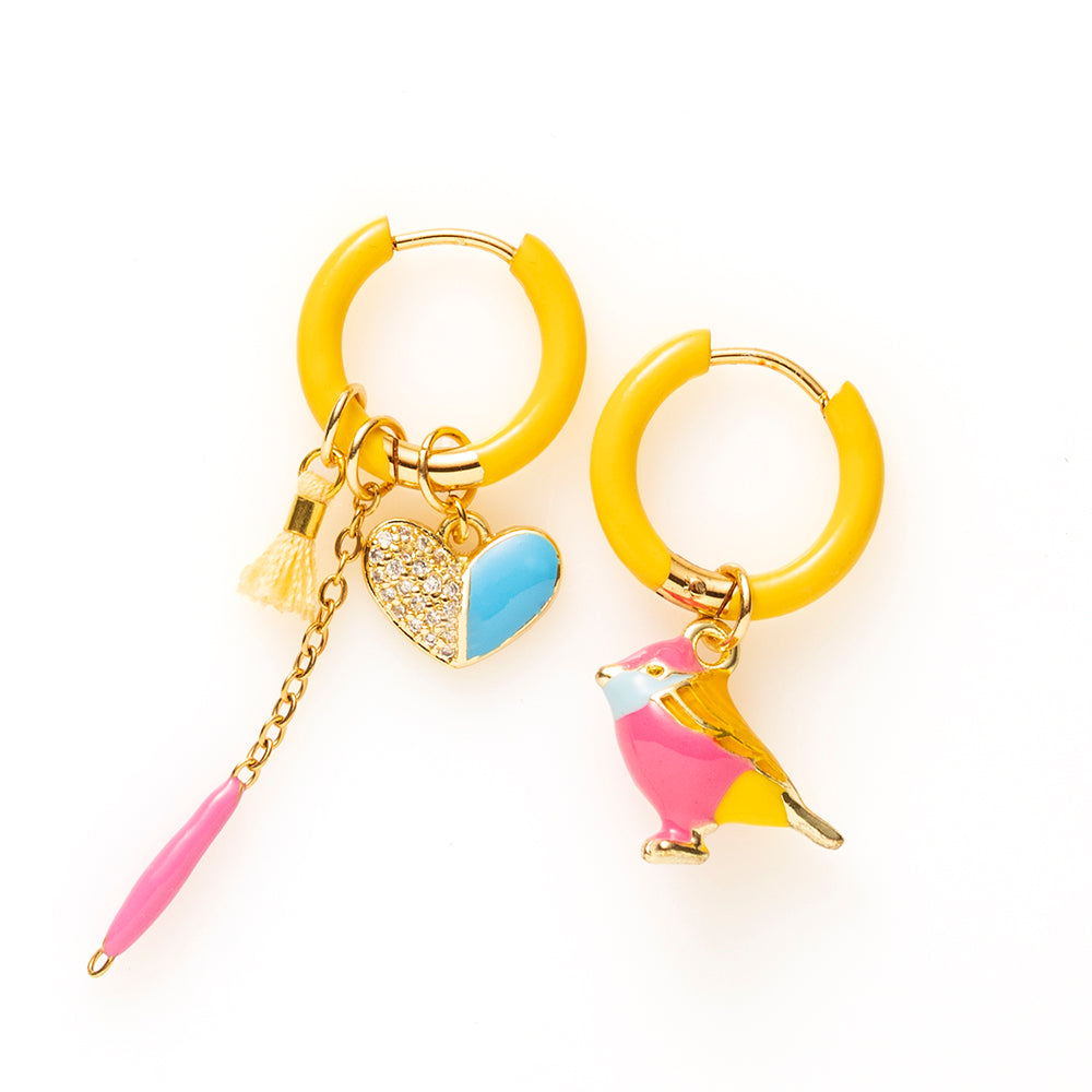 Voeg een sprankje kleur en een vleugje vreugde toe aan je dag met deze kleine gekleurde oorbellen voorzien van vrolijke bedels. Deze charmante oorbellen zijn perfect om je outfit op te vrolijken en je een instant geluksgevoel te geven. Bovendien kun je de bedels er zelf afhalen en onderling wisselen. Mix &amp;amp; Match met de andere oorbellen voor dubbel plezier!