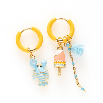 Voeg een sprankje kleur en vrolijkheid toe aan je dag met deze kleurrijke oorbellen met eigenzinnige bedels. De charmante oorbellen geven elke outfit een speelse en stijlvolle touch én bezorgen je meteen een instant geluksgevoel.
Extra leuk: de bedels zijn eenvoudig afneembaar en onderling te wisselen. Mix &amp; Match ze met andere oorbellen en creëer eindeloos veel unieke combinaties voor dubbel draagplezier.
