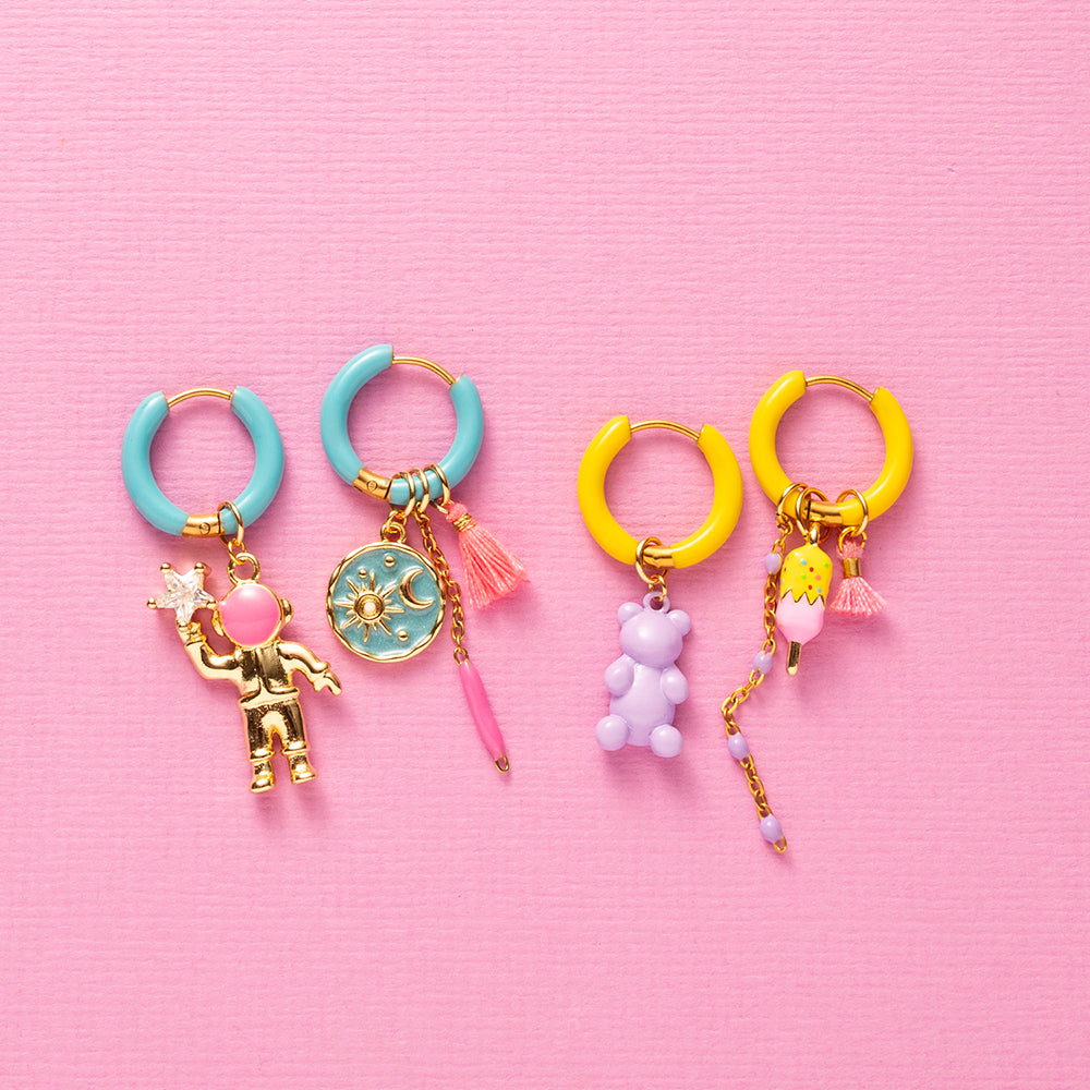 Voeg een sprankje kleur en een vleugje vreugde toe aan je dag met deze kleine gekleurde oorbellen voorzien van vrolijke bedels. Deze charmante oorbellen zijn perfect om je outfit op te vrolijken en je een instant geluksgevoel te geven. Bovendien kun je de bedels er zelf afhalen en onderling wisselen. Mix &amp; Match met de andere oorbellen voor dubbel plezier!