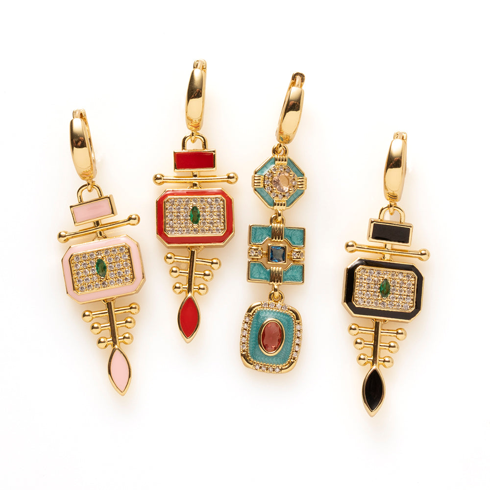 Riviera Deco geeft art deco een eigentijdse twist. Drie geometrische vormen in turquoise emaille hangen sierlijk onder elkaar, elk met een eigen kleuraccent: champagne, diepblauw en roze/rood. Fonkelende zirkonia en warm goud maken het ontwerp rijk en verfijnd, en de lange, verticale lijn geeft het stoerheid.

Deze oorbellen zijn voor de vrouw die iets anders wil dan de standaard gouden oorring: kleur en klasse, zonder dat het te veel wordt. Ze komen het mooist uit bij wit, zwart of denim.