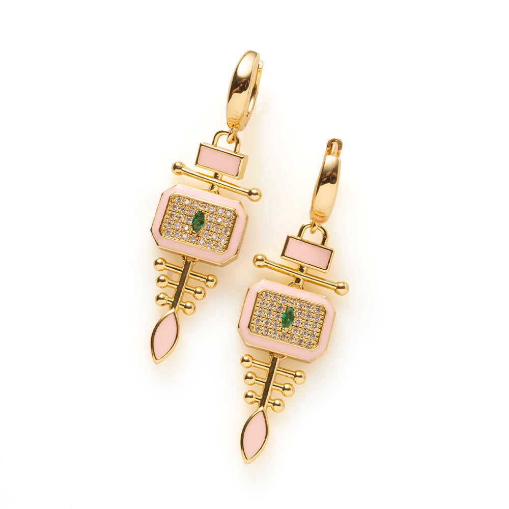 Blush Deco laat zien dat zacht en krachtig goed samengaan. Poederroze emaille omlijst een vlak vol fonkelende zirkonia, met een groene steen als accent in het midden. De strakke, geometrische lijnen in goud geven het ontwerp een stoere art deco-uitstraling.

Deze statement oorbel is vrouwelijk zonder lief te worden. Hij staat mooi bij crème, camel en andere neutrale tinten.