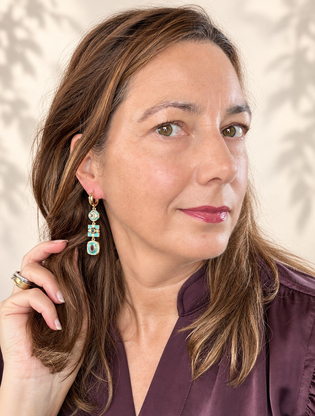 Riviera Deco geeft art deco een eigentijdse twist. Drie geometrische vormen in turquoise emaille hangen sierlijk onder elkaar, elk met een eigen kleuraccent: champagne, diepblauw en roze/rood. Fonkelende zirkonia en warm goud maken het ontwerp rijk en verfijnd, en de lange, verticale lijn geeft het stoerheid.

Deze oorbellen zijn voor de vrouw die iets anders wil dan de standaard gouden oorring: kleur en klasse, zonder dat het te veel wordt. Ze komen het mooist uit bij wit, zwart of denim.