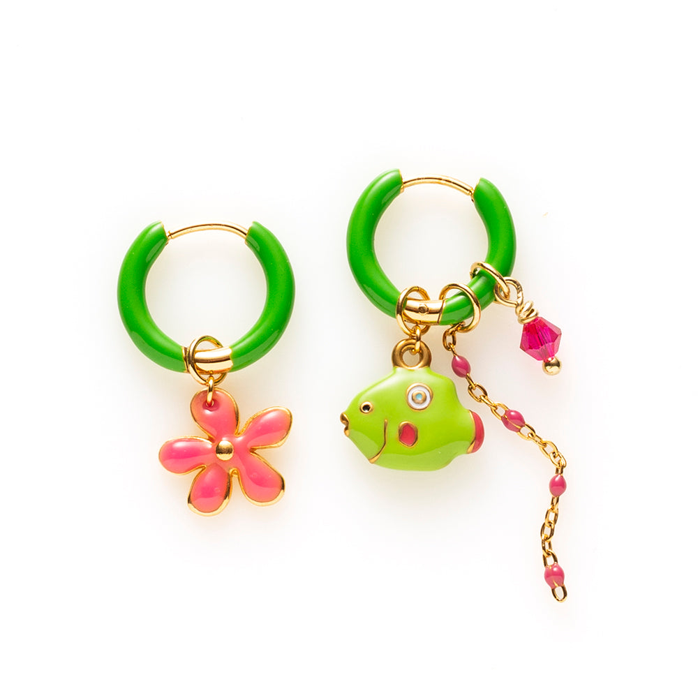 Voeg een sprankje kleur en vrolijkheid toe aan je dag met deze kleurrijke oorbellen met eigenzinnige bedels. De charmante oorbellen geven elke outfit een speelse en stijlvolle touch én bezorgen je meteen een instant geluksgevoel.

Extra leuk: de bedels zijn eenvoudig afneembaar en onderling te wisselen. Mix &amp; Match ze met andere oorbellen en creëer eindeloos veel unieke combinaties voor dubbel draagplezier.