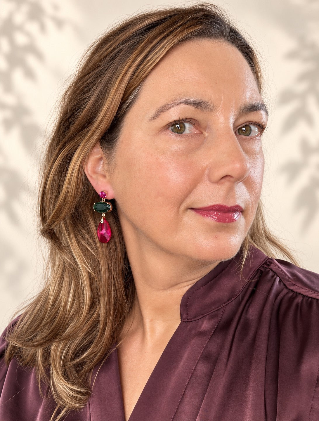Hibiscus Royale is gemaakt voor de vrouw die niet bang is om op te vallen. Onder een Swarovski oorsteker in diep fuchsia hangt een grote, ovale steen in smaragdgroen, gevolgd door een facetgeslepen druppel in hot pink. Een klein groen steentje verbindt de twee.

Het contrast tussen groen en roze is gedurfd, en de gouden zettingen houden het geheel verfijnd. Deze grotere variant van Hibiscus Glow geeft je look karakter, of je nu naar kantoor gaat of een avondje uit.