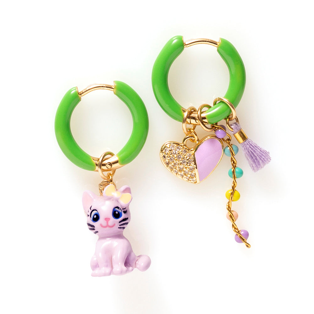 Voeg een sprankje kleur en een vleugje vreugde toe aan je dag met deze kleine gekleurde oorbellen voorzien van eigenzinnige bedels. Deze charmante oorbellen zijn perfect om je outfit op te vrolijken en je een instant geluksgevoel te geven. Je de bedels er zelf afhalen en onderling wisselen.

Mix &amp;amp; Match met de andere oorbellen voor dubbel plezier!