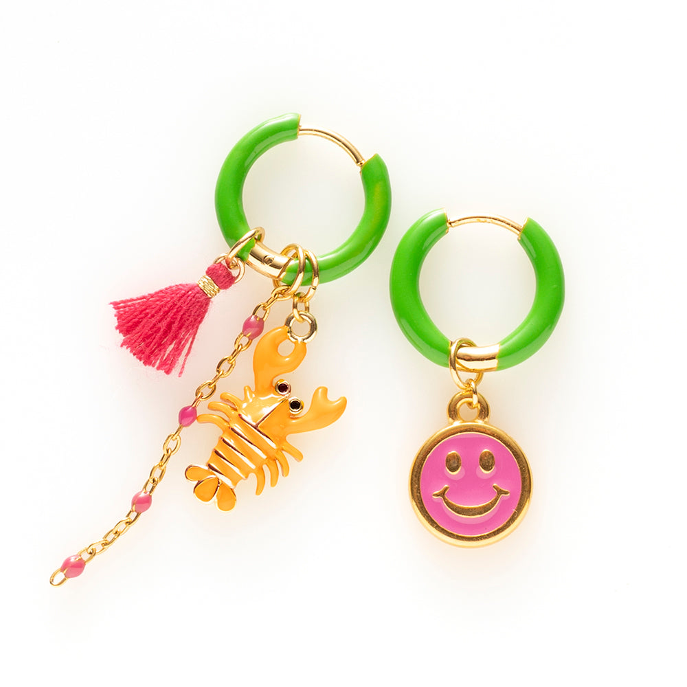 Voeg een sprankje kleur en vrolijkheid toe aan je dag met deze kleurrijke oorbellen met eigenzinnige bedels. De charmante oorbellen geven elke outfit een speelse en stijlvolle touch én bezorgen je meteen een instant geluksgevoel.
Extra leuk: de bedels zijn eenvoudig afneembaar en onderling te wisselen. Mix &amp; Match ze met andere oorbellen en creëer eindeloos veel unieke combinaties voor dubbel draagplezier.
