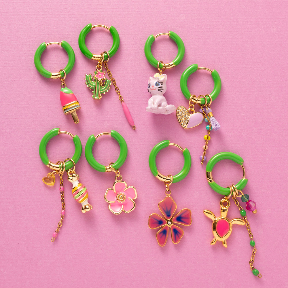 Voeg een sprankje kleur en een vleugje vreugde toe aan je dag met deze kleine gekleurde oorbellen voorzien van eigenzinnige bedels. Deze charmante oorbellen zijn perfect om je outfit op te vrolijken en je een instant geluksgevoel te geven. Je de bedels er zelf afhalen en onderling wisselen.

Mix &amp; Match met de andere oorbellen voor dubbel plezier!