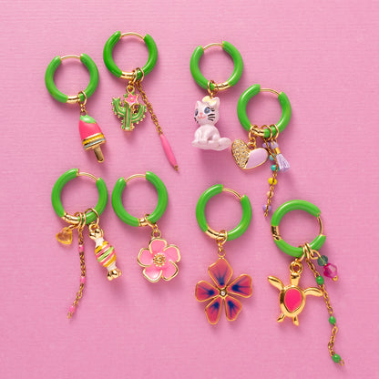 Voeg een sprankje kleur en vreugde toe aan je dag met deze kleurrijke oorbellen met eigenzinnige bedels. Deze charmante oorbellen geven elke outfit een speelse en stijlvolle touch én bezorgen je meteen een instant geluksgevoel.
Extra leuk: de bedels zijn eenvoudig afneembaar en onderling te wisselen. Mix &amp; Match ze met andere oorbellen en creëer eindeloos veel unieke combinaties voor dubbel draagplezier.
