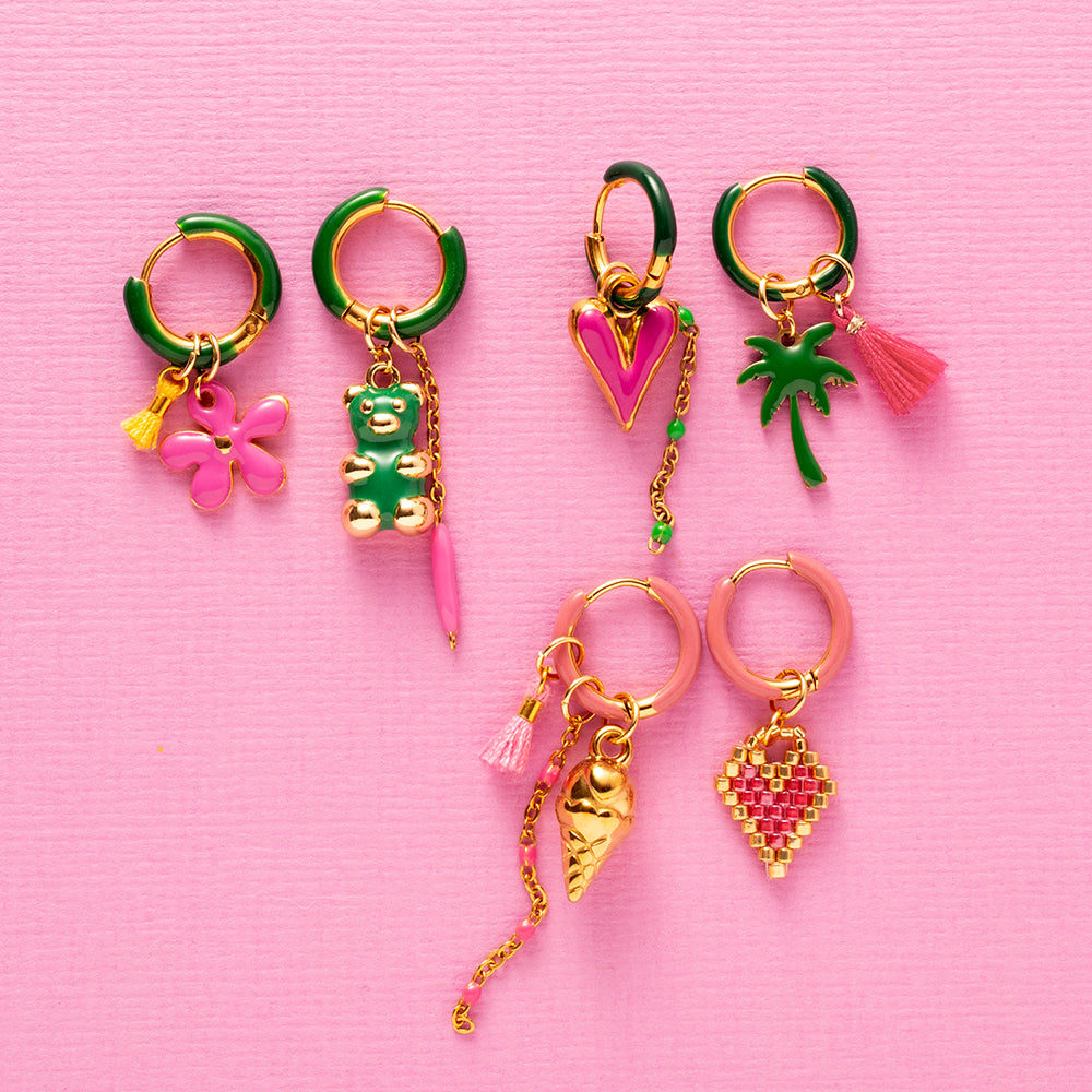 Voeg een sprankje kleur en een vleugje vreugde toe aan je dag met deze kleine gekleurde oorbellen voorzien van vrolijke bedels. Deze charmante oorbellen zijn perfect om je outfit op te vrolijken en je een instant geluksgevoel te geven. Bovendien kun je de bedels er zelf afhalen en onderling wisselen. Mix &amp;amp; Match met de andere oorbellen voor dubbel plezier!