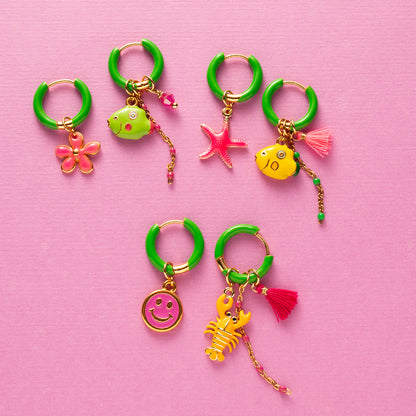 Voeg een sprankje kleur en vrolijkheid toe aan je dag met deze kleurrijke oorbellen met eigenzinnige bedels. De charmante oorbellen geven elke outfit een speelse en stijlvolle touch én bezorgen je meteen een instant geluksgevoel.

Extra leuk: de bedels zijn eenvoudig afneembaar en onderling te wisselen. Mix &amp; Match ze met andere oorbellen en creëer eindeloos veel unieke combinaties voor dubbel draagplezier.