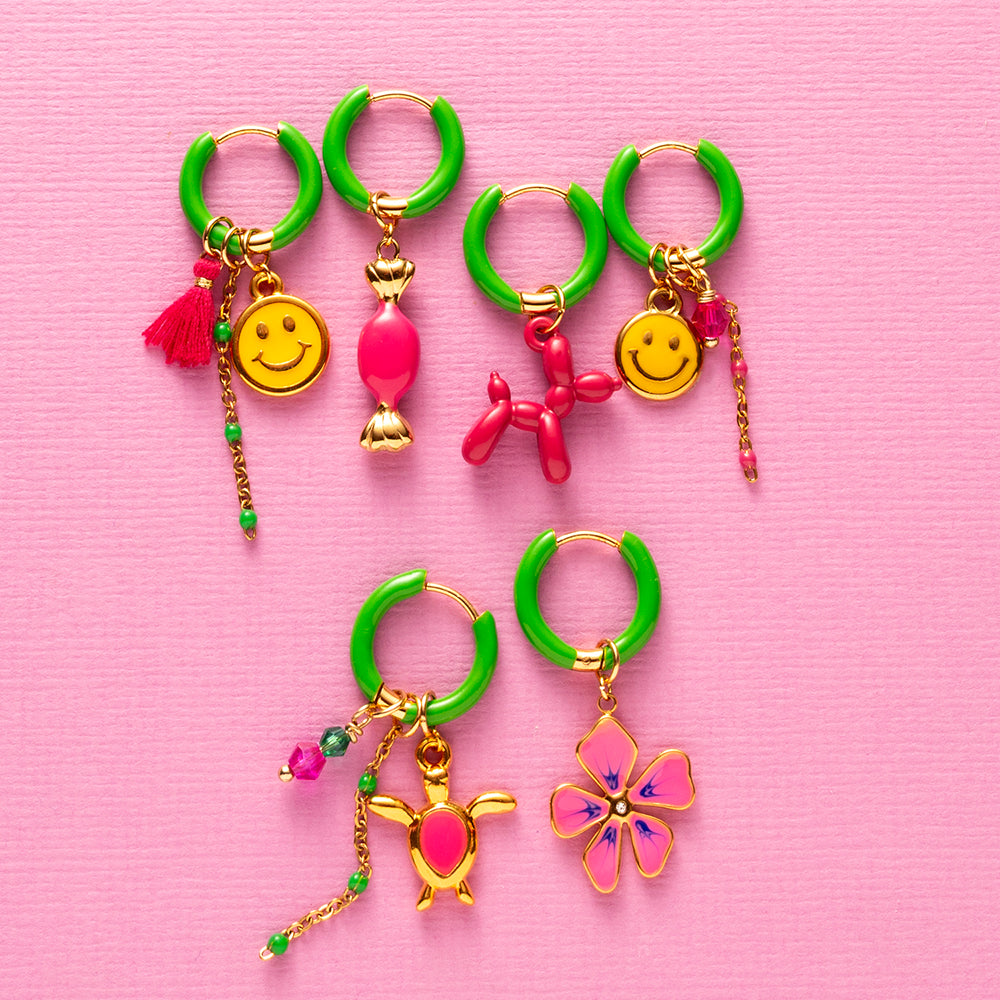 Voeg een sprankje kleur en een vleugje vreugde toe aan je dag met deze kleine gekleurde oorbellen voorzien van eigenzinnige bedels. Deze charmante oorbellen zijn perfect om je outfit op te vrolijken en je een instant geluksgevoel te geven. Bovendien kun je de bedels er zelf afhalen en onderling wisselen. Mix &amp; Match met de andere oorbellen voor dubbel plezier!
