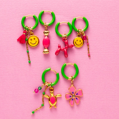Voeg een sprankje kleur en een vleugje vreugde toe aan je dag met deze kleine gekleurde oorbellen voorzien van eigenzinnige bedels. Deze charmante oorbellen zijn perfect om je outfit op te vrolijken en je een instant geluksgevoel te geven. Bovendien kun je de bedels er zelf afhalen en onderling wisselen. Mix &amp; Match met de andere oorbellen voor dubbel plezier!