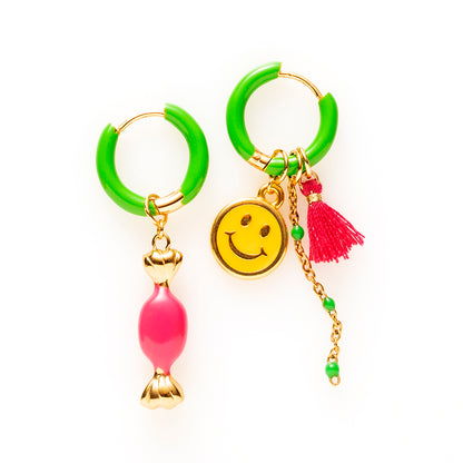 Voeg een sprankje kleur en een vleugje vreugde toe aan je dag met deze kleine gekleurde oorbellen voorzien van eigenzinnige bedels. Deze charmante oorbellen zijn perfect om je outfit op te vrolijken en je een instant geluksgevoel te geven. Bovendien kun je de bedels er zelf afhalen en onderling wisselen. Mix &amp; Match met de andere oorbellen voor dubbel plezier!
