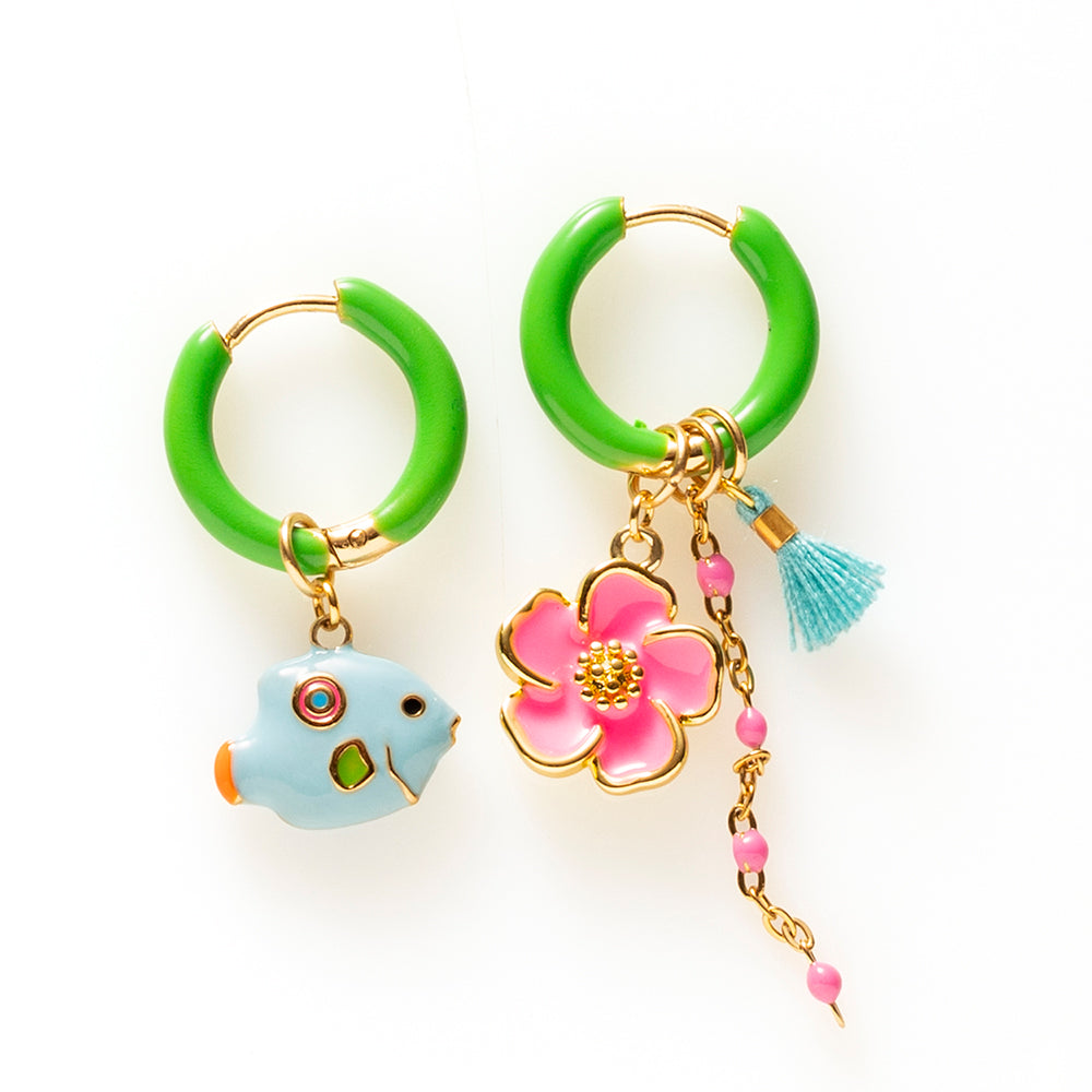 Voeg een sprankje kleur en vreugde toe aan je dag met deze kleurrijke oorbellen met eigenzinnige bedels. Deze opvallende oorbellen geven elke outfit een speelse en funky twist én bezorgen je meteen een instant geluksgevoel.
Extra leuk: de bedels zijn eenvoudig afneembaar en onderling te wisselen. Mix &amp; Match ze met andere oorbellen en creëer eindeloos veel unieke combinaties voor dubbel draagplezier.